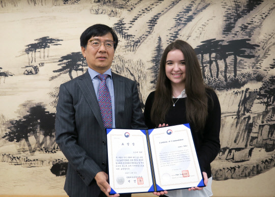 주 로스앤젤레스(LA) 한국문화원이 5일(현지시간) 미국 배우 겸 가수인 오브리 밀러에게 문화체육관광부 장관 명의의 '해외문화홍보 발전 유공자' 표창장을 전달했다고 밝혔다. 사진은 표창장을 받은 뒤 기념 촬영하는 오브리 밀러.    [LA 한국문화원 제공]